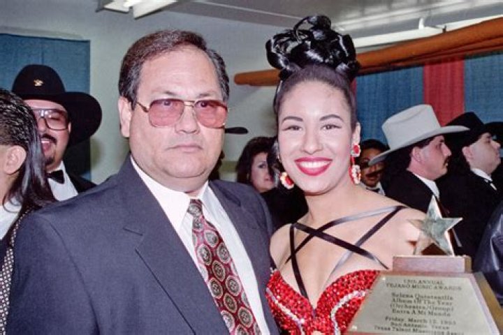 Ultimate Guide To Dressing Like The Timeless Icon: Selena Quintanilla